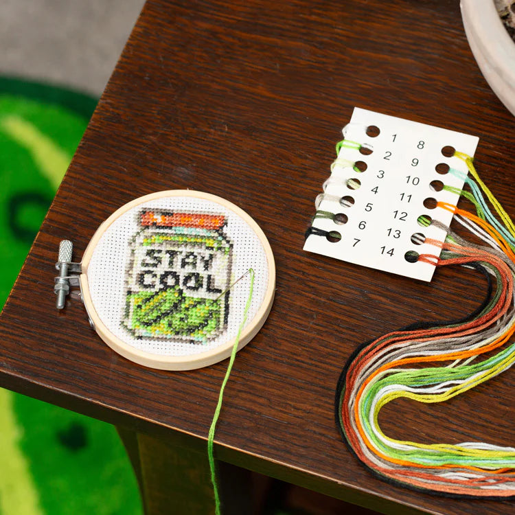 KIKKERLAND Arts & Crafts Stay Cool Pickle Mini Cross Stitch